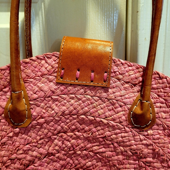 La Jolla round raffia/ straw handbag wifh straw tassel made in Madagascar - Picture 5 of 8